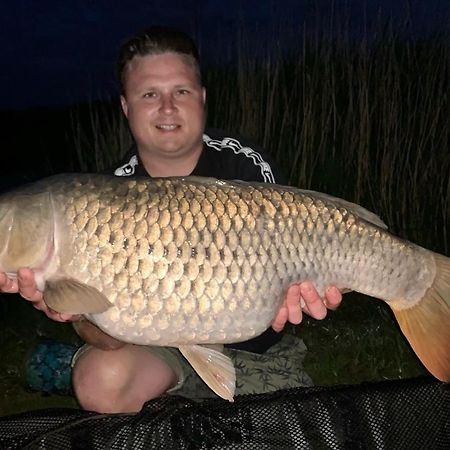 Lakeside Fishing Lodges Бостън Екстериор снимка