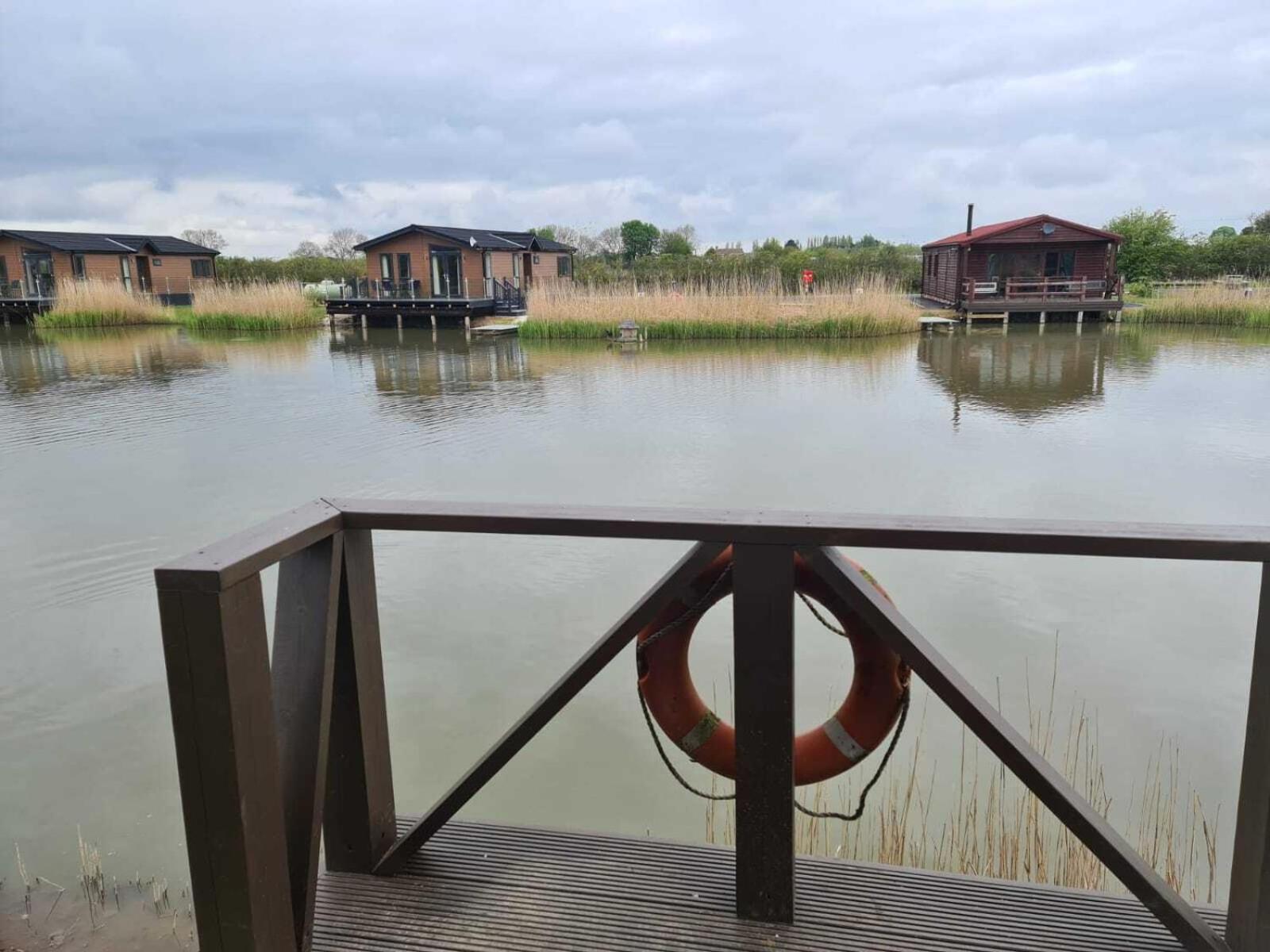 Lakeside Fishing Lodges Бостън Екстериор снимка